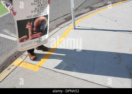 Boston, Massachusetts, USA. 15. Januar 2014. Demonstrant Ray steht rechtlich hinter der 35-Fuß-Pufferzone, gekennzeichnet durch eine gemalte gelbe Linie auf dem Bürgersteig vor einem Planned Parenthood in Boston, Massachusetts. Der US Supreme Court hört Argumente in einem Fall, die Frage der Verfassungsmäßigkeit von Pufferzonen um Abtreibungskliniken. Bildnachweis: Nicolaus Czarnecki/ZUMAPRESS.com/Alamy Live-Nachrichten Stockfoto