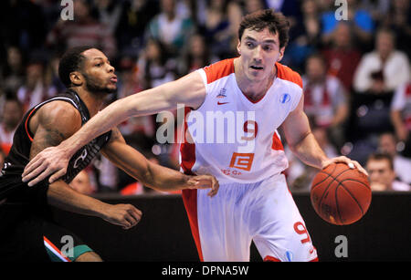 Pardubice, Tschechische Republik. 15. Januar 2014. Pardubice, Tschechische Republik. 15. Januar 2014. Marquez Haynes von Siena, links, und Jiri Welsch Nymburk Kampf um den Ball in der 2. Runde der Basketball-Europameisterschaft match Nymburk Vs Montepaschi Siena in Pardubice, Tschechische Republik, 15. Januar 2014. (CTK Foto/Josef Vostarek) Bildnachweis: CTK/Alamy Live-Nachrichten Stockfoto