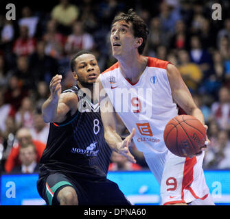 Pardubice, Tschechische Republik. 15. Januar 2014. Pardubice, Tschechische Republik. 15. Januar 2014. Marquez Haynes von Siena, links, und Jiri Welsch Nymburk Kampf um den Ball in der 2. Runde der Basketball-Europameisterschaft match Nymburk Vs Montepaschi Siena in Pardubice, Tschechische Republik, 15. Januar 2014. (CTK Foto/Josef Vostarek) Bildnachweis: CTK/Alamy Live-Nachrichten Stockfoto