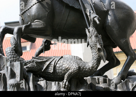 St. Georg einen Drachen tötet. Detail. Gotik Bronze Statue. Von George Martin und Kluj in 1373 gegossen. Die Prager Burg, dritten Hof. Stockfoto