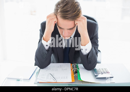 Besorgt Geschäftsmann Blick auf Dokumente in office Stockfoto