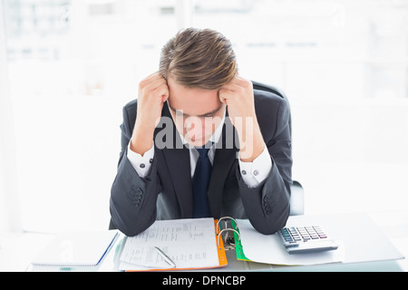 Besorgt Geschäftsmann Blick auf Dokumente in office Stockfoto