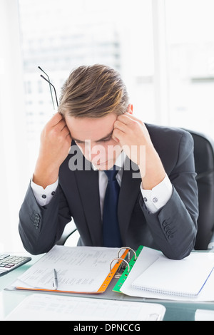 Besorgt Geschäftsmann Blick auf Dokumente in office Stockfoto