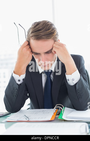 Besorgt Geschäftsmann Blick auf Dokumente in office Stockfoto