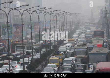 Dhaka, Bangladesch. 15. Jan 2014. Nebligen Wetter Bedingungen verursacht gravierenden Störungen des Straßen-, Luft- und Binnenschifffahrt Netzwerke in vielen Teilen des Landes. Dhaka, 15. Jan 2014. Stockfoto