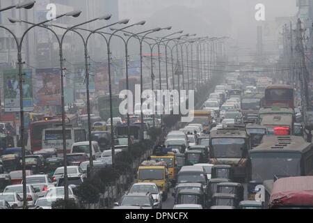 Dhaka, Bangladesch. 15. Jan 2014. Nebligen Wetter Bedingungen verursacht gravierenden Störungen des Straßen-, Luft- und Binnenschifffahrt Netzwerke in vielen Teilen des Landes. Dhaka, 15. Jan 2014. Stockfoto