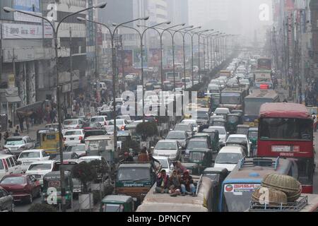 Dhaka, Bangladesch. 15. Jan 2014. Nebligen Wetter Bedingungen verursacht gravierenden Störungen des Straßen-, Luft- und Binnenschifffahrt Netzwerke in vielen Teilen des Landes. Dhaka, 15. Jan 2014. Stockfoto