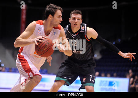 Pardubice, Tschechische Republik. 15. Januar 2014. Pardubice, Tschechische Republik. 15. Januar 2014. Matthew Janning von Siena, Recht, und Vojtech Hruban Nymburk Kampf um den Ball in der 2. Runde der Basketball-Europameisterschaft match Nymburk Vs Montepaschi Siena in Pardubice, Tschechische Republik, 15. Januar 2014. (CTK Foto/Josef Vostarek) Bildnachweis: CTK/Alamy Live-Nachrichten Stockfoto