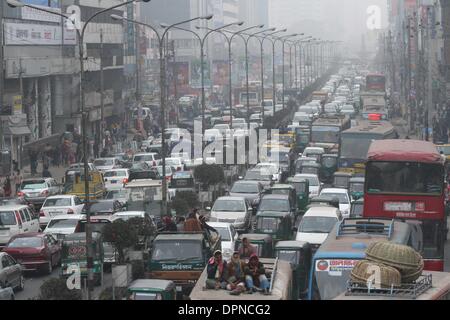 Dhaka, Bangladesch. 15. Jan 2014. Nebligen Wetter Bedingungen verursacht gravierenden Störungen des Straßen-, Luft- und Binnenschifffahrt Netzwerke in vielen Teilen des Landes. Dhaka, 15. Jan 2014. Stockfoto