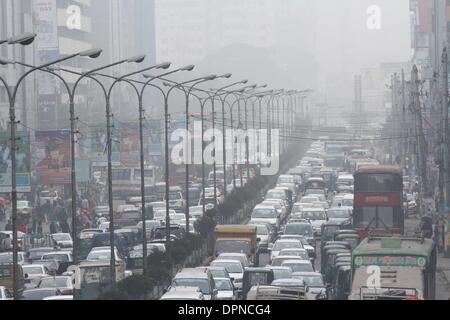 Dhaka, Bangladesch. 15. Jan 2014. Nebligen Wetter Bedingungen verursacht gravierenden Störungen des Straßen-, Luft- und Binnenschifffahrt Netzwerke in vielen Teilen des Landes. Dhaka, 15. Jan 2014. Stockfoto