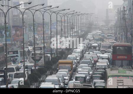 Dhaka, Bangladesch. 15. Jan 2014. Nebligen Wetter Bedingungen verursacht gravierenden Störungen des Straßen-, Luft- und Binnenschifffahrt Netzwerke in vielen Teilen des Landes. Dhaka, 15. Jan 2014. Stockfoto