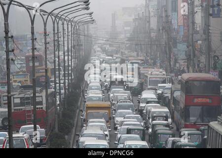 Dhaka, Bangladesch. 15. Jan 2014. Nebligen Wetter Bedingungen verursacht gravierenden Störungen des Straßen-, Luft- und Binnenschifffahrt Netzwerke in vielen Teilen des Landes. Dhaka, 15. Jan 2014. Stockfoto