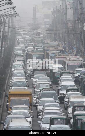 Dhaka, Bangladesch. 15. Jan 2014. Nebligen Wetter Bedingungen verursacht gravierenden Störungen des Straßen-, Luft- und Binnenschifffahrt Netzwerke in vielen Teilen des Landes. Dhaka, 15. Jan 2014. Stockfoto