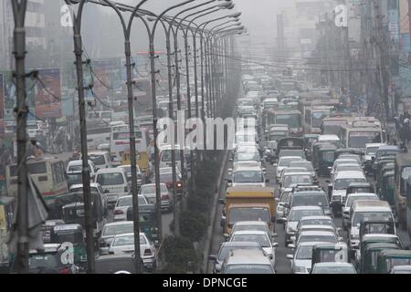 Dhaka, Bangladesch. 15. Jan 2014. Nebligen Wetter Bedingungen verursacht gravierenden Störungen des Straßen-, Luft- und Binnenschifffahrt Netzwerke in vielen Teilen des Landes. Dhaka, 15. Jan 2014. Stockfoto