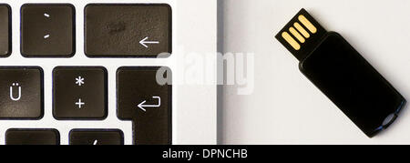 ILLUSTRATION - Illustration datiert 15. Januar 2014 zeigt ein USB-stick neben einem Laptop in Berlin, Deutschland. Die NSA kann Computer ausspionieren, auch wenn sie nicht mit dem Internet nach den jüngsten Enthüllungen in der New York Times verbunden sind. Foto: OLE SPATA Stockfoto
