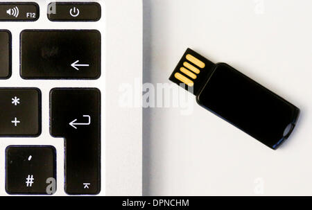 ILLUSTRATION - Illustration datiert 15. Januar 2014 zeigt ein USB-stick neben einem Laptop in Berlin, Deutschland. Die NSA kann Computer ausspionieren, auch wenn sie nicht mit dem Internet nach den jüngsten Enthüllungen in der New York Times verbunden sind. Foto: OLE SPATA Stockfoto