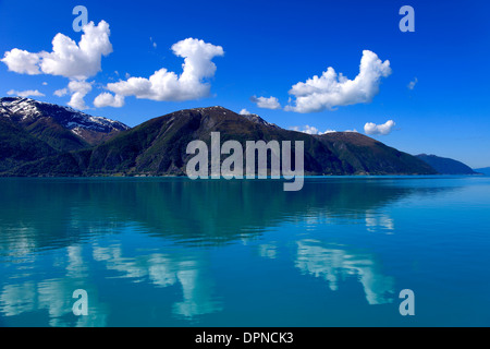 Reflexionen der Berge rund um Sognefjorden Fjord, Norwegen, Skandinavien, Europa. Stockfoto