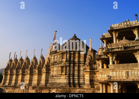 Ranakpur Tempel des Jainismus Seite Rückansicht bekannt für ihre geschnitzten Säulen und Architekturentwurf, Rajasthan Indien. Stockfoto