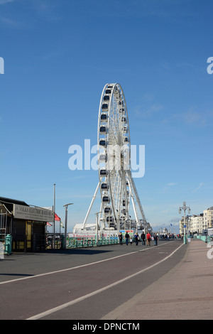 Riesenrad am Strand von Brighton. East Sussex. England. Mit einem Spaziergang auf der promenade Stockfoto