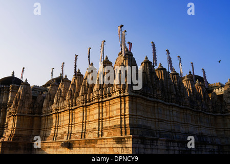 Ranakpur Tempel des Jainismus zurück Blick bekannt für ihre geschnitzten Säulen und Architekturentwurf, Rajasthan Indien. Stockfoto