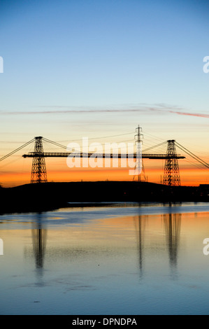 Newport Schwebefähre bei Sonnenuntergang, im Jahre 1906 erbaut und überspannt den Fluss Usk, Newport, Gwent, South Wales. Stockfoto