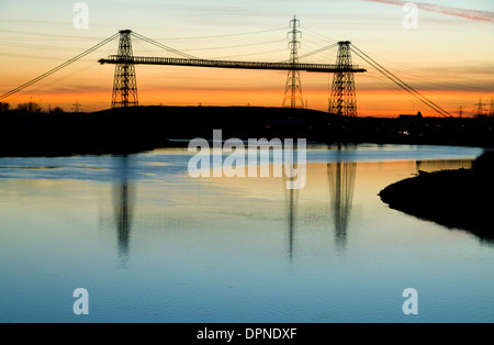 Newport Schwebefähre bei Sonnenuntergang, im Jahre 1906 erbaut und überspannt den Fluss Usk, Newport, Gwent, South Wales. Stockfoto