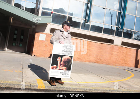 Boston, Massachusetts, USA. 15. Januar 2014. Demonstrant Ray steht rechtlich hinter der 35-Fuß-Pufferzone, gekennzeichnet durch eine gemalte gelbe Linie auf dem Bürgersteig vor einem Planned Parenthood in Boston, Massachusetts. Der US Supreme Court hört Argumente in einem Fall, die Frage der Verfassungsmäßigkeit von Pufferzonen um Abtreibungskliniken. Bildnachweis: Nicolaus Czarnecki/ZUMAPRESS.com/Alamy Live-Nachrichten Stockfoto