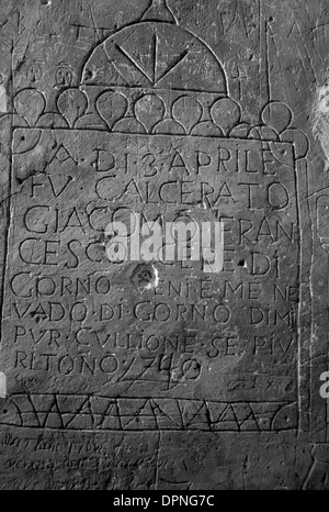 18. Jahrhundert Gefangene geschnitzte Wand Rekord im Castello Sforzesco Zelle, Dozza, Emilia-Romagna Stockfoto