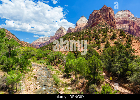 Virgin River gesehen von der Brücke auf Zion-Mount Carmel Highway (SR 9) mit Par'us Spur nach rechts, Zion Nationalpark, Utah, USA Stockfoto