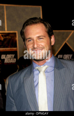 5. Januar 2006 - Hollywood, Kalifornien, USA - JOSH LUCAS-. GLORY ROAD - WELTPREMIERE-. PANTAGES THEATER, HOLLYWOOD, KALIFORNIEN -.01-05-2006-. NINA PROMMER / 2006.K46332NP. (Kredit-Bild: © Globe Photos/ZUMAPRESS.com) Stockfoto