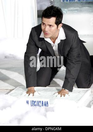 19. März 2006 - Hollywood, Kalifornien, USA - JOHN LEGUIZAMO bekommt HAND im Eis - druckt. ICE AGE DIE KERNSCHMELZE - WELTPREMIERE-. GRAUMANS CHINESE THEATER, HOLLYWOOD, KALIFORNIEN -.03-19-2006-. NINA PROMMER / 2006.K47237NP. (Kredit-Bild: © Globe Photos/ZUMAPRESS.com) Stockfoto