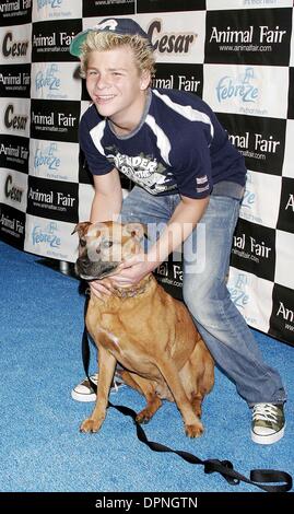 10. April 2006 - Hollywood, Kalifornien, USA - JONATHAN LIPNICKI und sein Hund-. PFOTEN FÜR STIL-. AVALON, HOLLYWOOD, KALIFORNIEN -.04-10-2006-. NINA PROMMER / 2006.K47342NP. (Kredit-Bild: © Globe Photos/ZUMAPRESS.com) Stockfoto