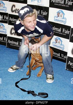 10. April 2006 - Hollywood, Kalifornien, USA - JONATHAN LIPNICKI und sein Hund-. PFOTEN FÜR STIL-. AVALON, HOLLYWOOD, KALIFORNIEN -.04-10-2006-. NINA PROMMER / 2006.K47342NP. (Kredit-Bild: © Globe Photos/ZUMAPRESS.com) Stockfoto