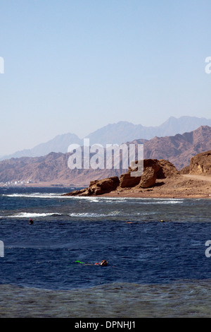 Das berühmte Dahab blue Hole mit Sinai Landschaft Stockfoto