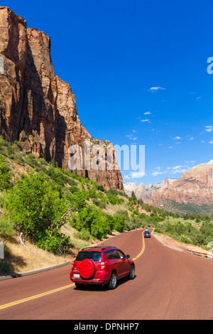 Autos auf dem Zion-Mount Carmel Highway (SR 9), Zion Nationalpark, Utah, USA Stockfoto