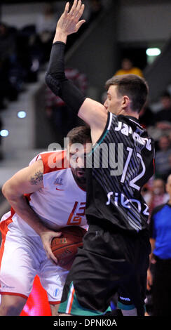 Pardubice, Tschechische Republik. 15. Januar 2014. Matthew Janning von Siena, Recht, und Radoslav Rancik Nymburk Kampf um den Ball in der 2. Runde der Basketball-Europameisterschaft match Nymburk Vs Montepaschi Siena in Pardubice, Tschechische Republik, 15. Januar 2014. (CTK Foto/Josef Vostarek) Stockfoto