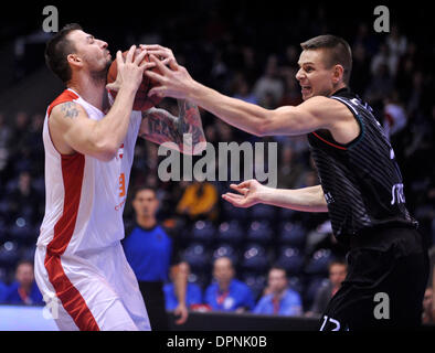 Pardubice, Tschechische Republik. 15. Januar 2014. Spencer Nelson von Siena, Recht, und Radoslav Rancik Nymburk Kampf um den Ball in der 2. Runde der Basketball-Europameisterschaft match Nymburk Vs Montepaschi Siena in Pardubice, Tschechische Republik, 15. Januar 2014. (CTK Foto/Josef Vostarek) Stockfoto