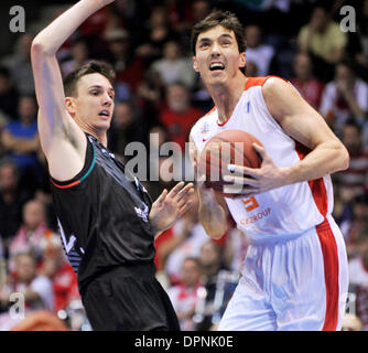 Pardubice, Tschechische Republik. 15. Januar 2014. Matthew Janning von Siena, links, und Jiri Welsch Nymburk Kampf um den Ball in der 2. Runde der Basketball-Europameisterschaft match Nymburk Vs Montepaschi Siena in Pardubice, Tschechische Republik, 15. Januar 2014. (CTK Foto/Josef Vostarek) Stockfoto