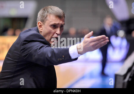 Pardubice, Tschechische Republik. 15. Januar 2014. Kestutis Kemzura, Trainer von Nymburk, reagiert während der 2. Runde des Europäischen Basketball-Cup Match Nymburk Vs Montepaschi Siena in Pardubice, Tschechische Republik, 15. Januar 2014. Bildnachweis: Josef Vostarek/CTK Foto/Alamy Live-Nachrichten Stockfoto