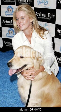 10. April 2006 - Hollywood, Kalifornien, USA - MAEVE QUINLAN und ihr Hund-. PFOTEN FÜR STIL-. AVALON, HOLLYWOOD, KALIFORNIEN -.04-10-2006-. NINA PROMMER / 2006.K47342NP. (Kredit-Bild: © Globe Photos/ZUMAPRESS.com) Stockfoto