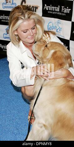 10. April 2006 - Hollywood, Kalifornien, USA - MAEVE QUINLAN und ihr Hund-. PFOTEN FÜR STIL-. AVALON, HOLLYWOOD, KALIFORNIEN -.04-10-2006-. NINA PROMMER / 2006.K47342NP. (Kredit-Bild: © Globe Photos/ZUMAPRESS.com) Stockfoto