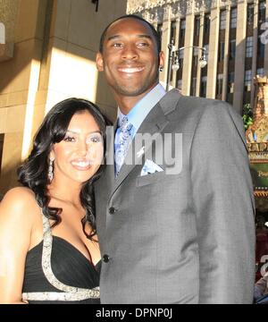 12. Juli 2006 - Hollywood, Kalifornien, USA - KOBE BRYANT und Frau-.2006 ESPY AWARDS -. KODAK THEATER, HOLLYWOOD, KALIFORNIEN - 0,7-12-2006-. NINA PROMMER / 2006.K48165NP. (Kredit-Bild: © Globe Photos/ZUMAPRESS.com) Stockfoto