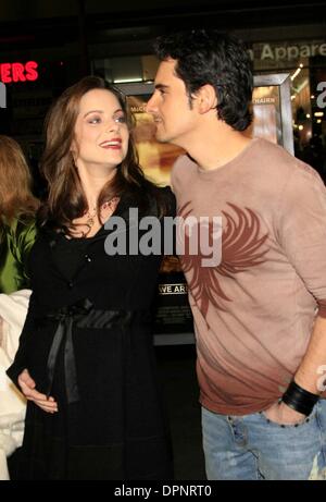 14. Dezember 2006 - Hollywood, Kalifornien, USA - KIMBERLY WILLIAMS und Ehemann BRAD PAISLEY-. WE ARE MARSHALL - PREMIERE-. GRAUMANS CHINESE, HOLLYWOOD, KALIFORNIEN -.12-14-2006-. NINA PROMMER / 2006.K50942NP (Kredit-Bild: © Globe Photos/ZUMAPRESS.com) Stockfoto