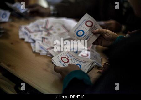 Kairo, Ägypten. 15. Januar 2014. Wahlkommission Aufsichtsbehörden zählen Stimmen in einem Wahllokal in Nasr City in Kairo, Ägypten, 15. Januar 2014. Ägypter haben die Abstimmung Mittwoch Abend abgeschlossen. Insgesamt neun Menschen getötet, während Ägyptens erste Tag der Abstimmung über eine neue Verfassung Dienstag, Zusammenstöße zwischen Polizei und Anhängern der Muslim-Bruderschaft in den verschiedenen Teilen des Landes brachen. Bildnachweis: Amru Salahuddien/Xinhua/Alamy Live-Nachrichten Stockfoto