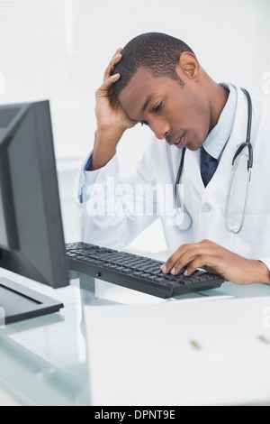 Besorgt männlichen Arzt mit computer Stockfoto