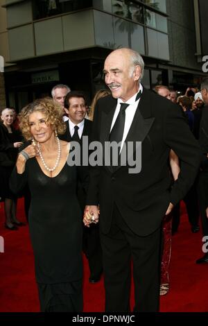 8. Juni 2006 - Hollywood, Kalifornien, USA - SEAN CONNERY und Frau MICHELINE-. SIR SEAN CONNERY IST BEI DEM 34. AFI LIFE ACHIEVEMENT AWARD GEEHRT-. KODAK THEATER, HOLLYWOOD, KALIFORNIEN -.06-08-2006-. NINA PROMMER / 2006.K48155NP. (Kredit-Bild: © Globe Photos/ZUMAPRESS.com) Stockfoto