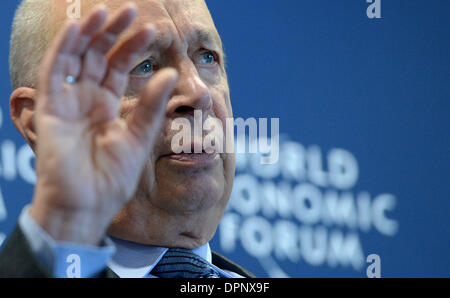 Genf, WEF-Hauptsitz in Genf. 15. Januar 2014. Klaus Schwab, Gründer und geschäftsführender Vorsitzender des World Economic Forum (WEF), befasst sich mit eine Pressekonferenz auf dem WEF-Hauptsitz in Genf, 15. Januar 2014. Das World Economic Forum (WEF) Annual Meeting geplant für Januar 22-26 in Davos in der Schweiz eine Plattform für globale Eliten Sonde in einer Vielzahl von Unterstreichungen Themen in unserer heutigen Welt wäre, sagte Gründer des WEF am Mittwoch. Bildnachweis: Wang Siwei/Xinhua/Alamy Live-Nachrichten