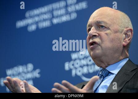 Genf, WEF-Hauptsitz in Genf. 15. Januar 2014. Klaus Schwab, Gründer und geschäftsführender Vorsitzender des World Economic Forum (WEF), befasst sich mit eine Pressekonferenz auf dem WEF-Hauptsitz in Genf, 15. Januar 2014. Das World Economic Forum (WEF) Annual Meeting geplant für Januar 22-26 in Davos in der Schweiz eine Plattform für globale Eliten Sonde in einer Vielzahl von Unterstreichungen Themen in unserer heutigen Welt wäre, sagte Gründer des WEF am Mittwoch. Bildnachweis: Wang Siwei/Xinhua/Alamy Live-Nachrichten