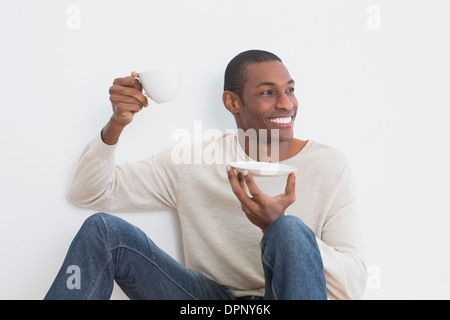 Legerer Afro Mann Tee gegen Wand Stockfoto