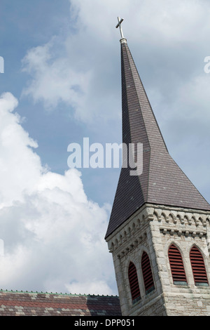 North Adams ist die Heimat des Mass MoCA und viele Kirchtürme.  Dieser ist St. John es Episcopal Church. Stockfoto